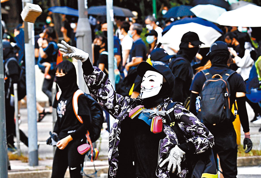 ●4人涉於前年在港鐵牛頭角站外違《禁蒙面法》及非法集結等罪成。圖為過去的非法集會中，有不少激進示威者均以蒙面來掩飾身份。 資料圖片