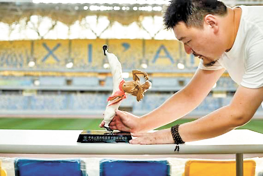 張倍源與他的系列麵塑作品《舞全運》。受訪者供圖