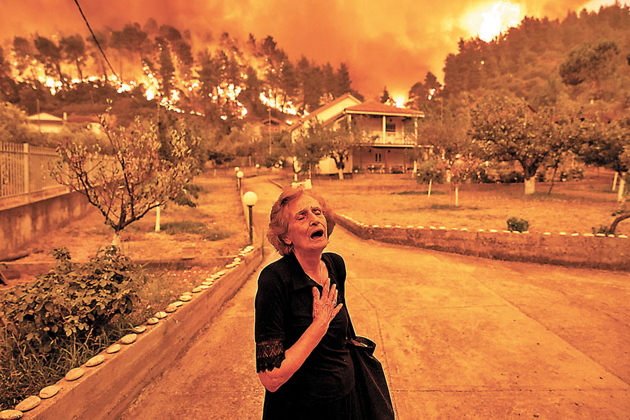 ●希臘一名老婦在山火面前感到無助。 彭博社