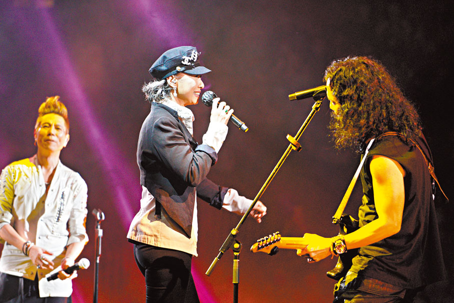 ● 葉蒨文與太極同台合唱一曲《乾一杯》。