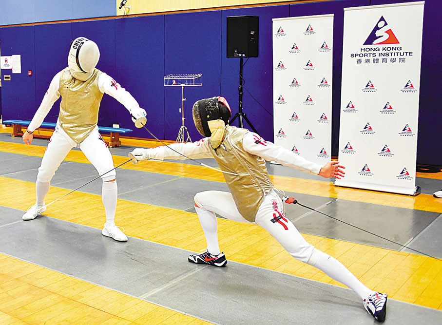 ●特區政府將推出5項撐體育發展的措施，包括斥資9.9億元擴建體院新設施大樓，屆時將有一個更大的劍擊館。圖為香港劍擊隊在體院內訓練。 資料圖片