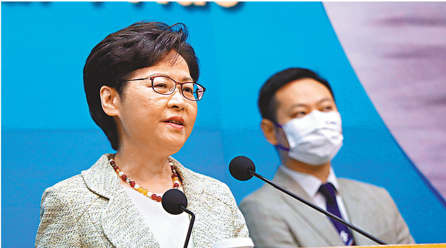 ●林鄭月娥（左）表示，政府對體育發展「肯定不是三分鐘熱度」。右為徐英偉。 香港文匯報記者  攝