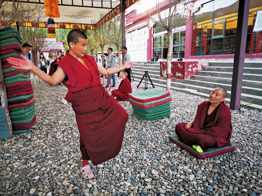 ●西藏佛學院尼眾部學員正在激烈地辯經。