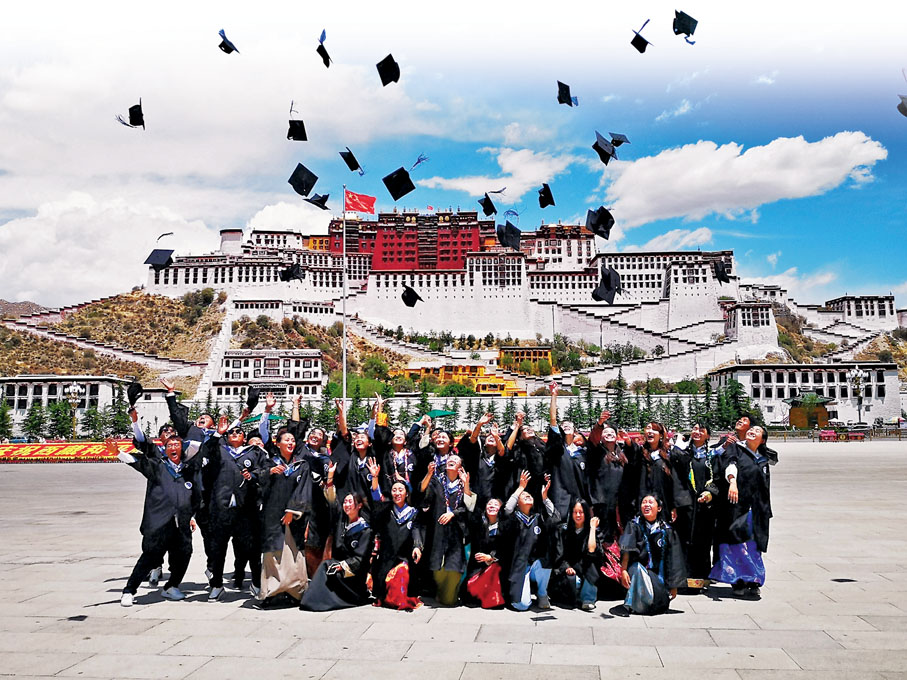 ●西藏大學即將畢業的大四生在布達拉宮廣場拍照留念。