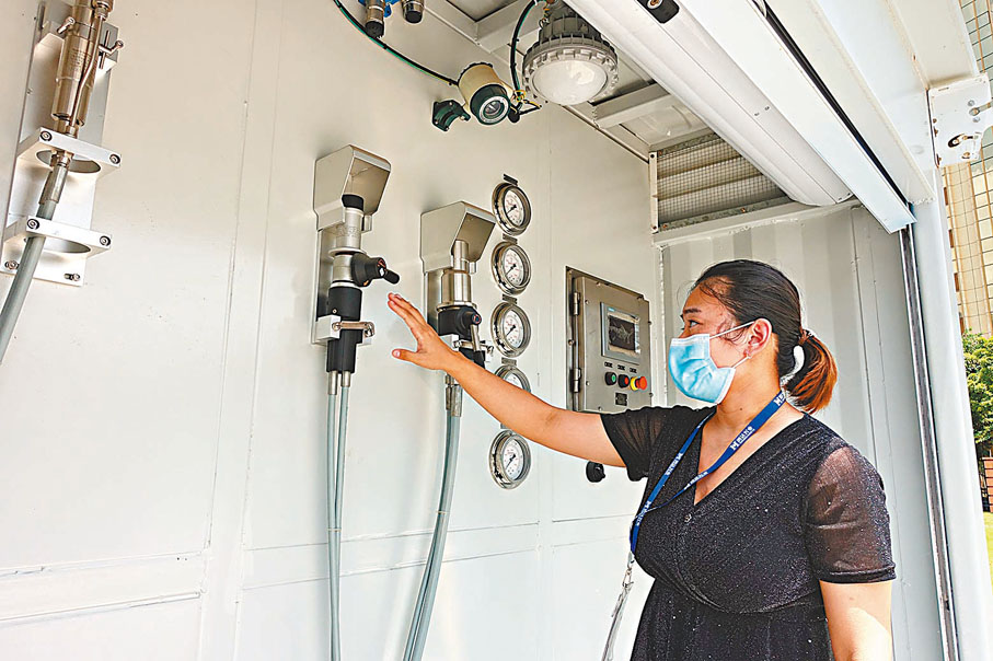 ▲▼ 工作人員在介紹移動加氫站的加氫槍裝置設備。