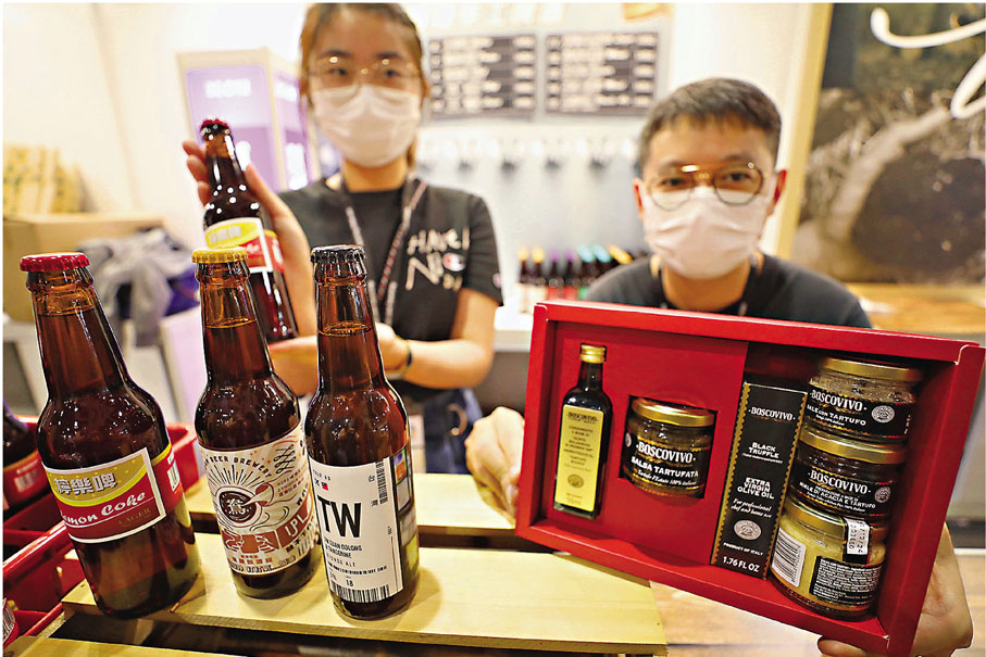 ●張先生(右)所屬公司售賣自製手工啤酒，他盼望今年利潤可較前年上升一倍。 香港文匯報記者  攝