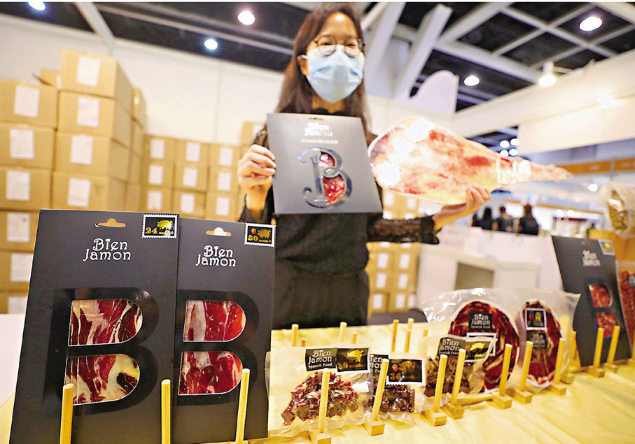 ●售賣黑毛豬火腿片及果乾的參展商總經理侯小姐期望可於三天內售罄60萬元貨。 香港文匯報記者  攝