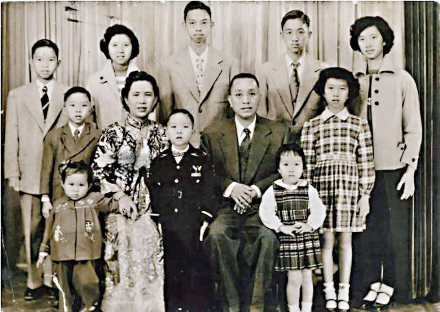 ●何耀光夫婦和兒女攝於1954年的合照。資料圖片