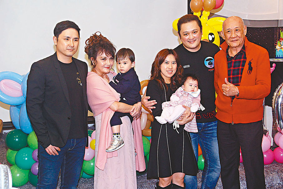 ●李家鼎兒孫滿堂。 資料圖片