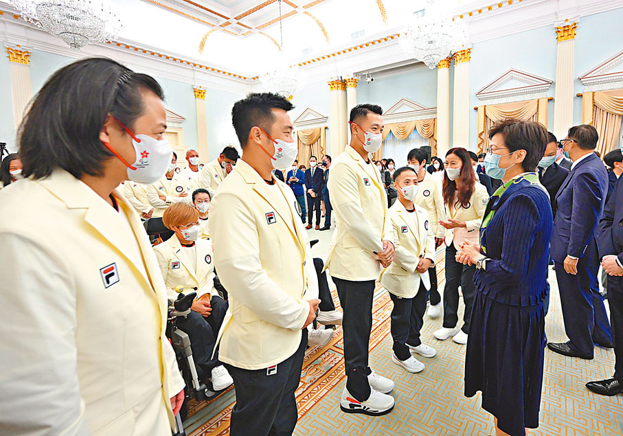 ●林鄭月娥與羽隊教練劉南銘（左一），羽隊成員陳浩源（左三）、朱文佳（左四）等交談。