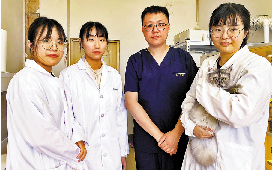 ●趙明輝的複製貓團隊。右起：李惠、趙明輝、由榮靜、王寧。 香港文匯報記者丁春麗   攝