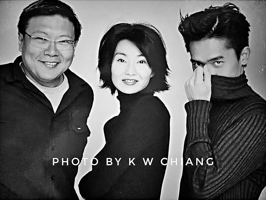 ●蔣家驊（左一）為張曼玉、梁朝偉拍攝現代版「花樣年華」時的合影。