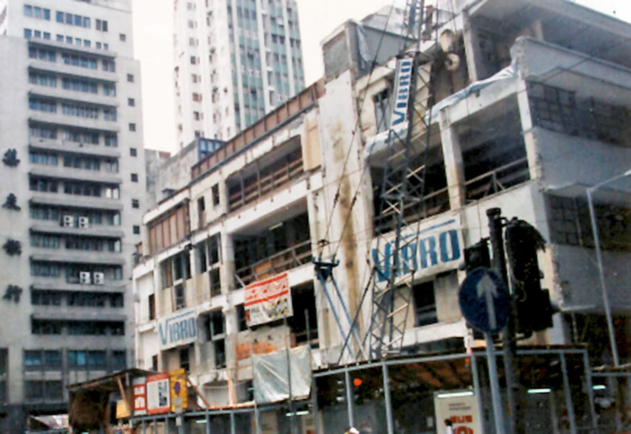 1989年因半山自動扶手電梯工程，面向德輔道中的立面被拆卸。