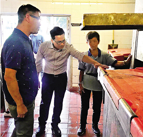 ●經民聯九龍城區議員左滙雄（中）。受訪者供圖