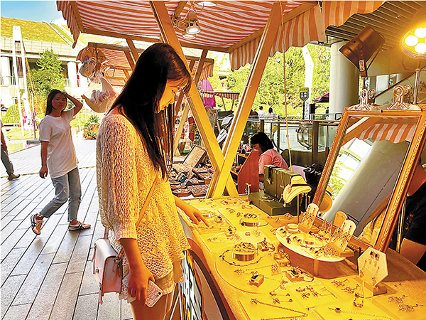 ● 柳琴逛市集的時候，會特別留意那些手作或飾品攤位，學習他們的設計。 香港文匯報記者夏微 攝