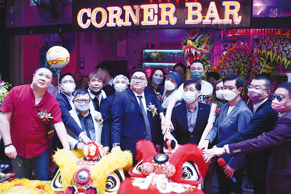 ●Corner Food & Beverage Group三店隆重開幕，股東齊剪綵。