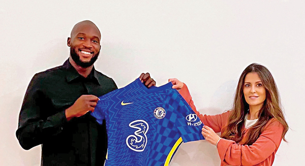 ●車路士希望盧卡古（左）可改善球隊疲弱攻力。  車路士官網截圖