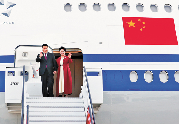 ● 2018年11月27日，習近平抵達馬德里開始對西班牙王國進行國事訪問。圖為習近平和夫人彭麗媛步出艙門。資料圖片