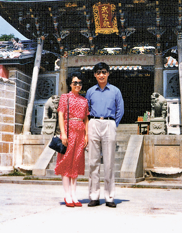 ● 1987年，習近平和妻子彭麗媛在福建東山島。 資料圖片