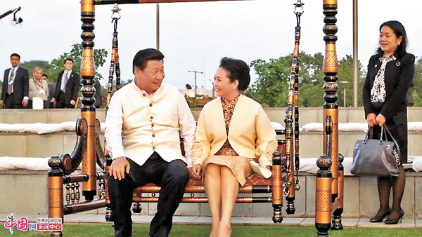 ● 2014年9月，在印度古吉拉特邦，習近平彭麗媛夫婦親密盪鞦韆。 網上圖片