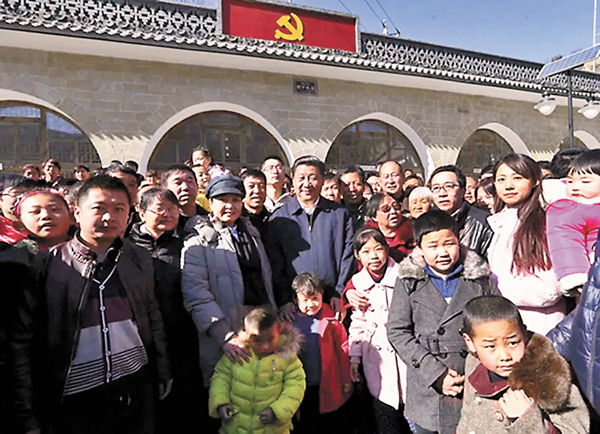 ● 2015年2月13日，習近平回到梁家河，用陝北方言向鄉親們介紹夫人彭麗媛。網上圖片