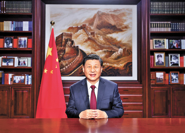 ● 2020年12月31日，國家主席習近平發表2021年新年賀詞，他身後書架上有多張家庭照。 資料圖片