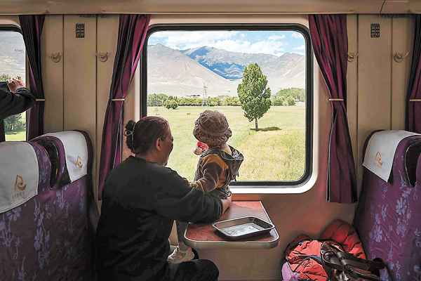 ●「火車看中國」系列中，儲衛民在火車車廂內抓拍的溫馨場景。  受訪者供圖