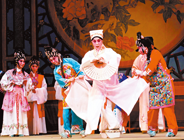 ●在點秋香一折戲中，點選的華府丫環出盡八寶要奪得才子心。