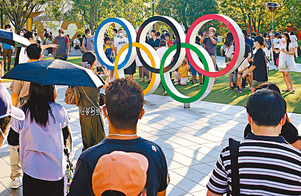 ●有人質疑日本是否有意不在東奧期間公布有關變種病毒消息。圖為民眾東奧期間聚集。 資料圖片