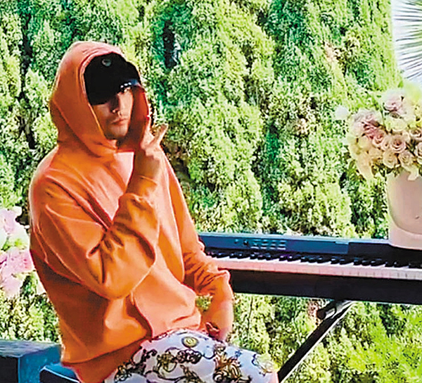 ●周杰倫彈琴前展示Chok樣。