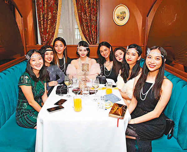 ●沈月與一班好姊妹齊齊搖身變成小貴婦。