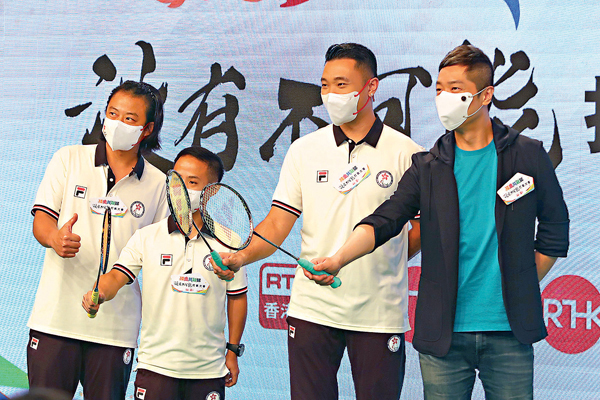 ●左起：羽毛球總教練劉南銘、羽毛球運動員朱文佳、陳浩源及大使馬浚偉。