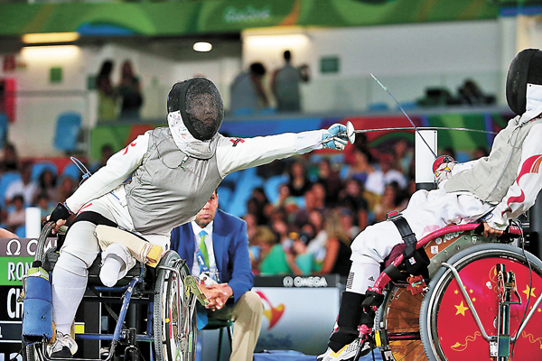 ●余翠怡（左）於2016年里約殘奧激戰國手榮靜。 資料圖片