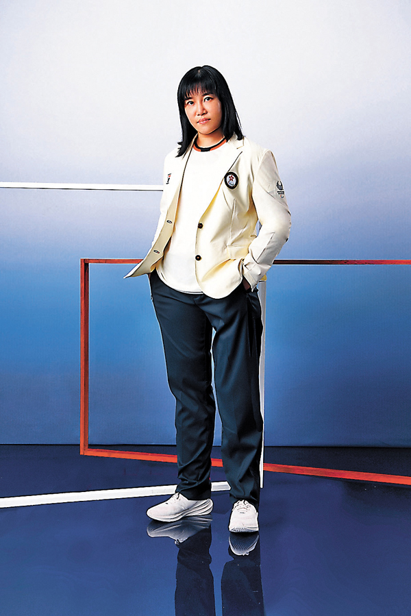 ●卸下劍擊裝備，余翠怡是電台主持、專欄作家和劍擊學校創辦人。