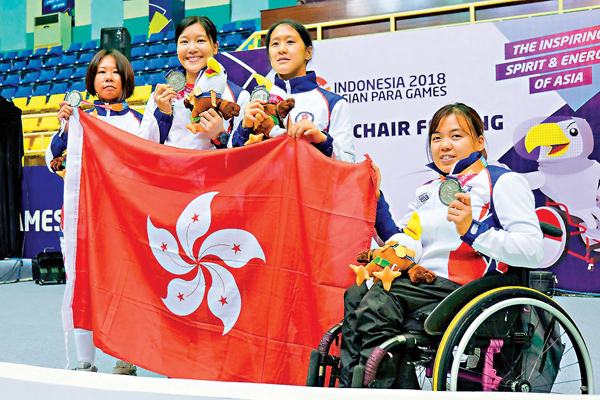 ●余翠怡（左二）與隊友一起贏得2018年亞殘運女花團體銀牌。資料圖片