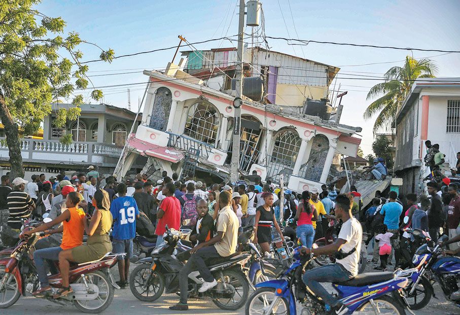 ● 萊凱一間酒店部分倒塌。 美聯社