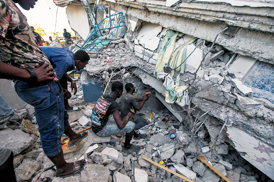 ● 民眾搜索生還者。 路透社