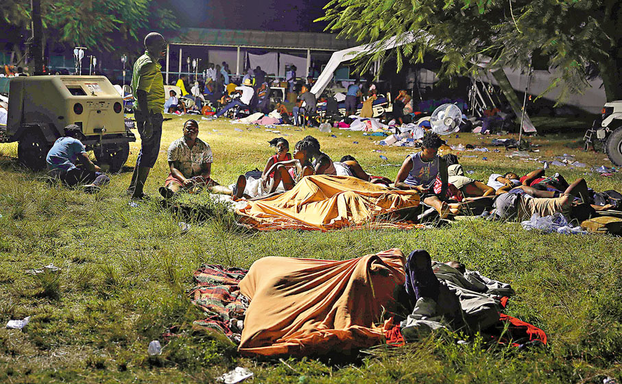● 大批海地人被迫露宿。 美聯社