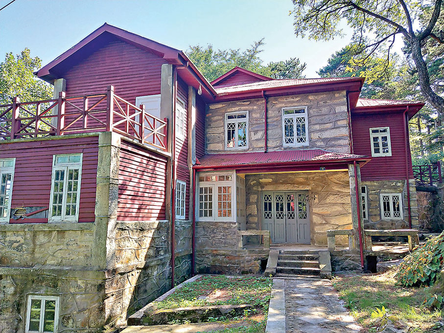 ●綠樹掩映下的松門別墅。 作者提供