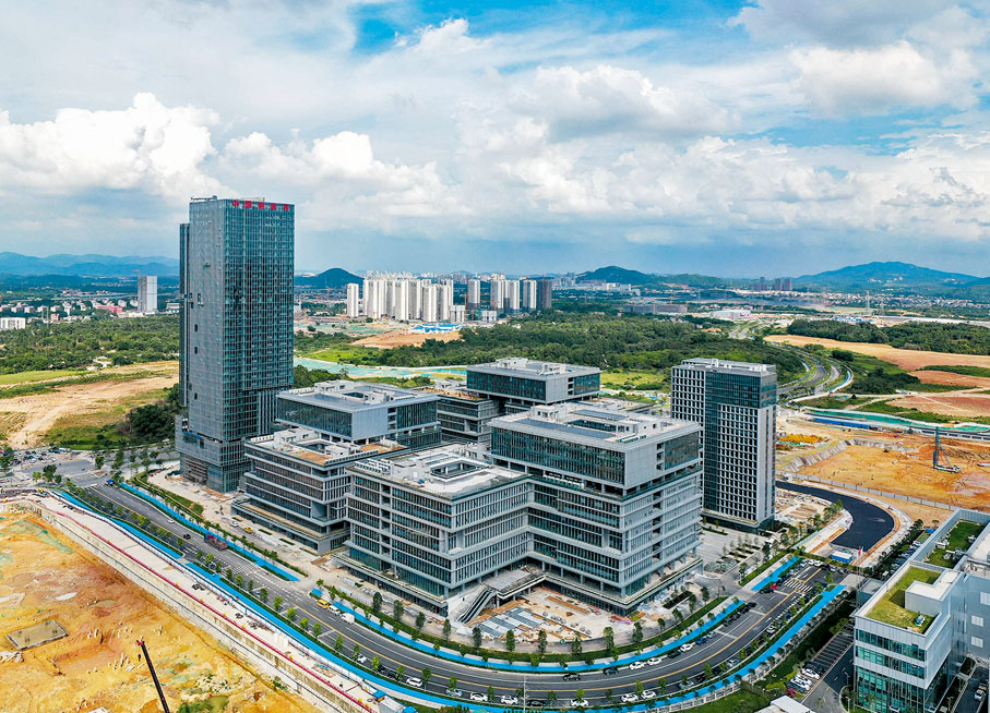 ●中新廣州知識城早前獲授國家三星級綠色生態城區設計標識認證。圖為中新廣州知識城「中國納米谷」一期工程納米智能技術科技園建設現場。 資料圖片