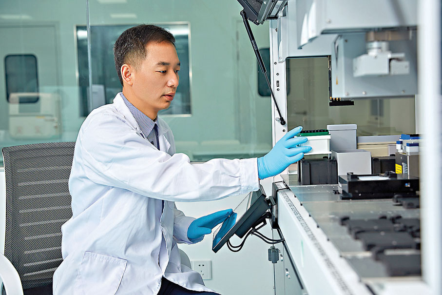 ●張徐祥在南京大學實驗室工作。 受訪者供圖