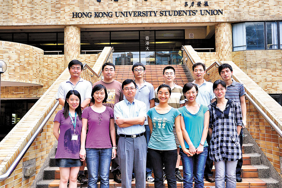 ●2010年6月，張徐祥（後排右二）在香港大學校園與張彤教授課題組留影。 受訪者供圖