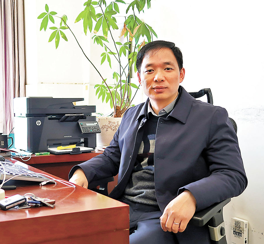 ● 張徐祥率團隊研發出水環境中高風險污染物識別與控制關鍵技術。香港文匯報記者陳旻  攝