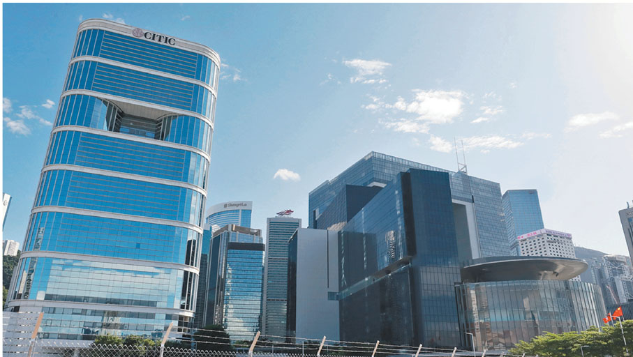 ●立法會大樓將擴建，施工期間會租用旁邊的中信大廈（左）3個樓層使用。 香港文匯報記者  攝