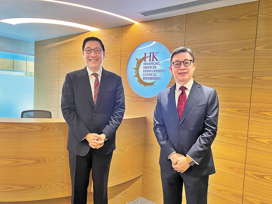 ● 區景麟(右)稱，香港是國際金融中心之一，在其他地方較難獲得同等的機會。左為李律仁。資料圖片