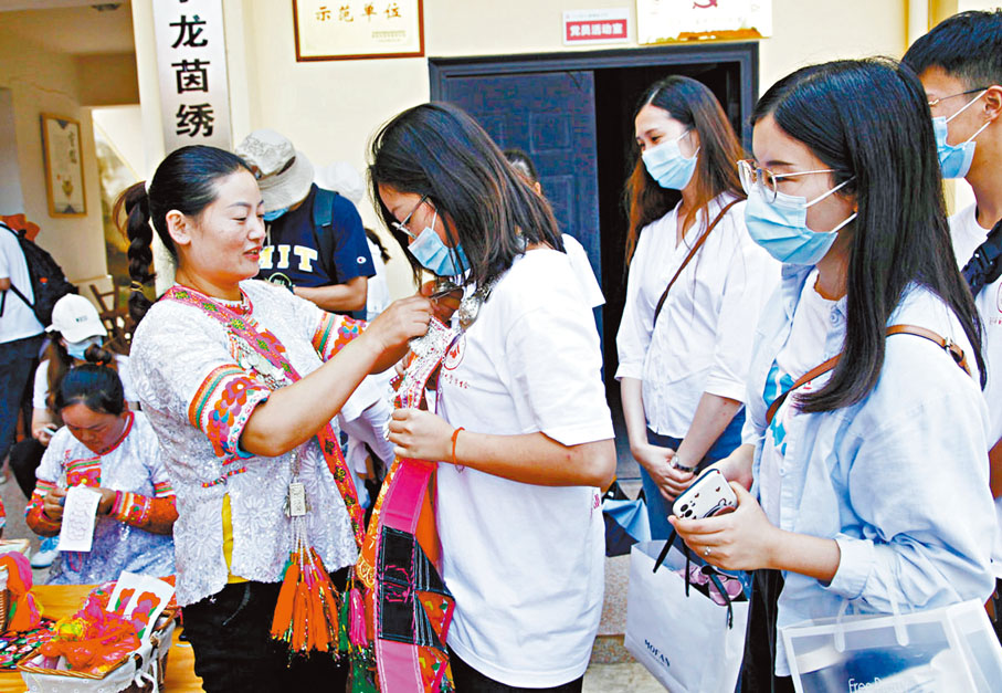 ●精美的民族民間手工藝品吸引了社會實踐的大學生。