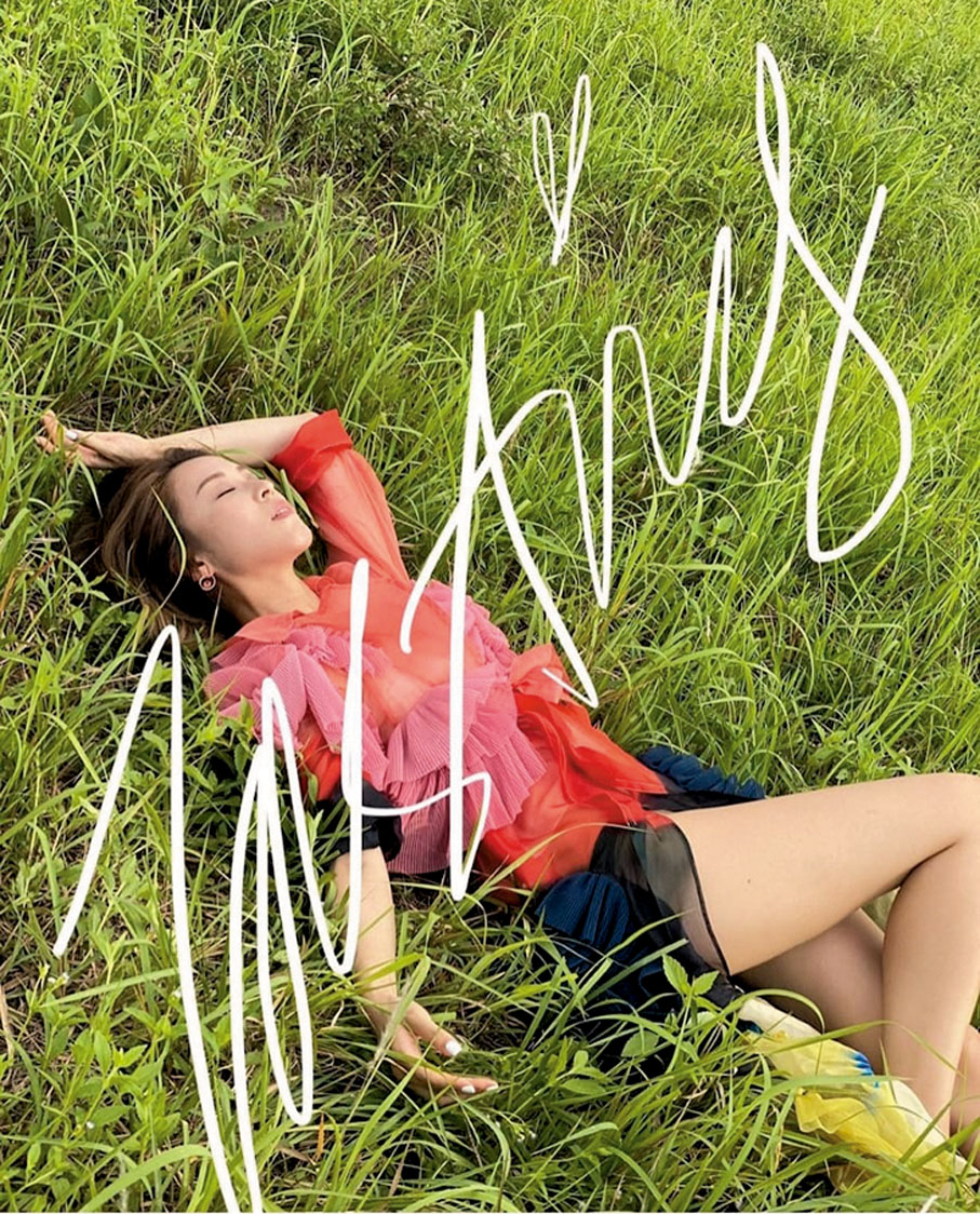 ●陳逸璇瞓在草地搞到一身蟻。