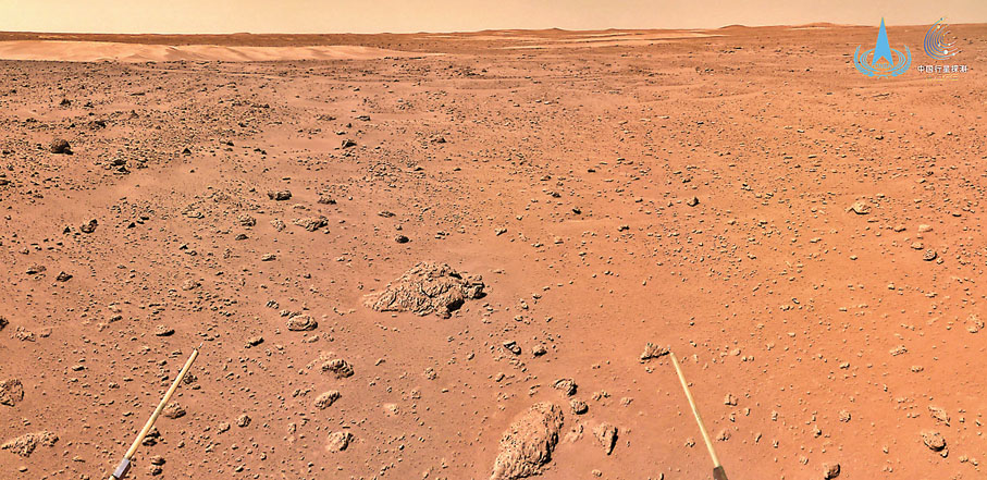 ●「祝融號」在火星表面運行90個火星日，圓滿完成既定巡視探測任務。圖為「祝融號」導航地形相機拍攝的圖片。 國家航天局供圖