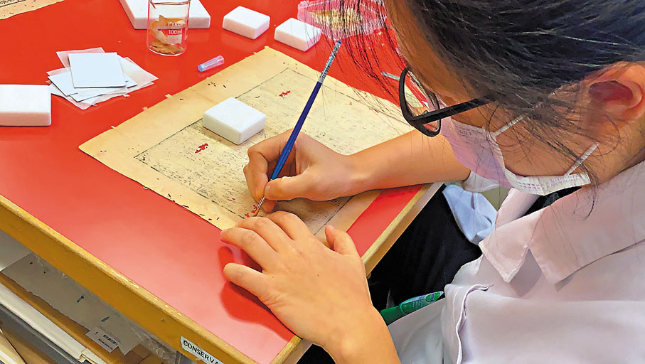 ●二級助理館長黃欣琪正在修補紙張破洞。