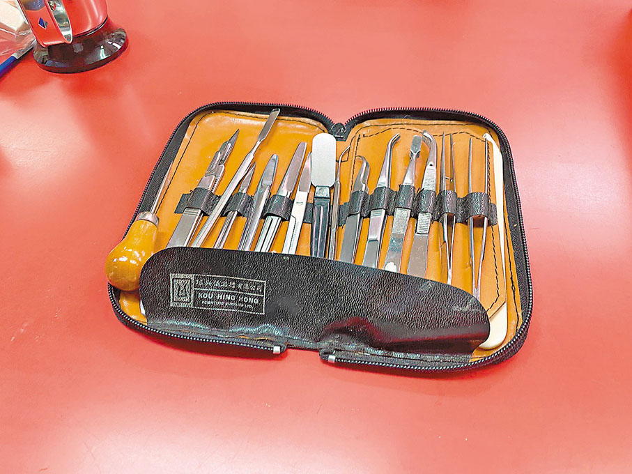 ●沒有專門的修補工具，便東拼西湊。